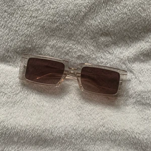 solglasögon - coola 90’s glasbit från shein! aldrig använda! frakt inkluderat i pris🤎🤎