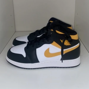 Jordan 1 Mids Pollen - Jordan 1 Mid Pollen  - Condition 10/10 - Sizes 40, 36 - Price 1400