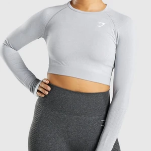 Träningstopp, gymshark💓 - Säljer en croppad träningstopp från gymshark, använd en gång, är som ny! Den är långärmad, men muddar i ärmarna och hål för mig tummen (kan vikas in). Färgen är ljusgrå, syns bäst i de första bilderna💞 Nypris: 400kr💓