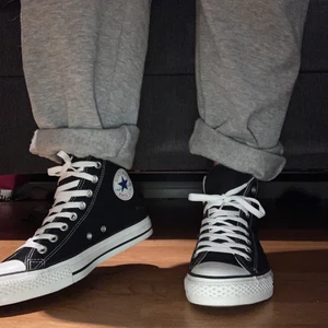 Svarta Converse storlek 41 - Använda Max 3 gånger så i väldigt bra skick, och såklart äkta🖤 köp direkt för 500 eller buda i kommentarerna. Säljer även ett par turkosa Converse i storlek 41,5 på min sida 🤎 BUD LIGGER PÅ 300 JUST NU. Avslutas 21/10, såvida ingen köper direkt för 500