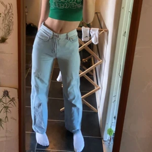jeans - säljer dessa skitsnygga wilde leg jeans som jag ej använder längre från junkyard! de är i fint skick, har sytt in de lite från midjan ner till knäna ungefär för att de skulle passa bättre. men går att sprätta upp, har de i storlek 25. 100+66kr frakt