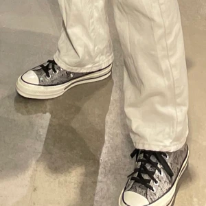 Converse  - Såå fina converse i ormskinns mönster, får tyvärr sälja då dem är lite för stora för mig🥰 Köpt för knappt en månad sen på ASOS, använda 1 gång❤️ Strl 38,5! Nypris: 979, fast pris: 500