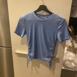 Tröja  - En zara tröja i storlek m, skorv för fler bilder. Inte använd så många gånger och är i bra sick 