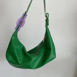 grön vintage väskan - Säljer denna snygga gröna vintage väskan som jag köpt på tradera för några månader sen. Älskar den men gör en liten rensning nu!