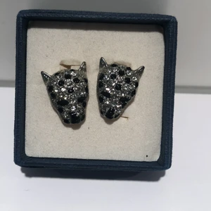 Örhängen - Örhängen i svarta och vita stenar