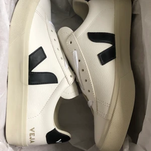 VEJA sneakers - Säljer mina helt nya oanvända veja pga lite för små🥲 är 38 i storleken och skulle säga att de passar en 37,5-38, jag har liiite större än 38 och dom blev lite lite för små för mig. Ordnariepris 1399kr!!! Möts helst upp i Linköping! Vid frakt (oklart vad priset blir) står köparen för det, alltså inte gratis som det står