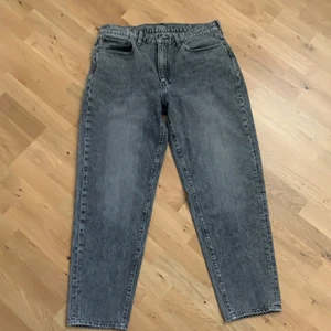 Levis jeans - Gråa Levis jeans, använda 2 gånger. Modell 562 storlek 36/34