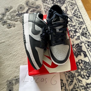 Nike Dunk Low Georgetown - Säljer ett par Nike Dunk Low Georgetown helt oanvända i storlek 38.5. Kan upphämtas i Linköping eller fraktas dubbelboxat📦 för 99kr. Endast Swish, reffs finns.