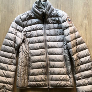 Beige Parajumper jacka dam - Beige parajumper jacka, storlek S, lite fläckar men inte använd så mycket. 