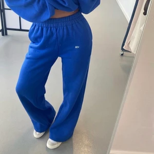 Venderby’s mjukisar - *ENDAST BYXORNA JAG SÄLJER* Supersköna och snygga blåa mjukisar från Venderby’s. Sparsamt använda! 💙 Passar enligt mig allt från XS-M 🥳 (Är 167 och dom går ända ner till fötterna på mig)