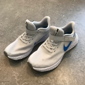 Nike revolution - Med dragkedja storlek 43