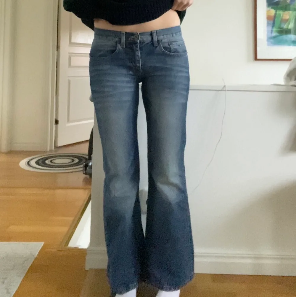 lågmidjade bootcut jeans från tommy hilfiger i perfekt skick! tyvärr för korta på mig som är 177. innerbenslängd 76cm midjemått 77cm. köpte dem för 500. Jeans & Byxor.