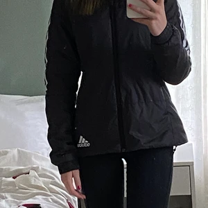 Adidas - Snygg adidas täck jacka. Säljer då jag inte använder den längre. 