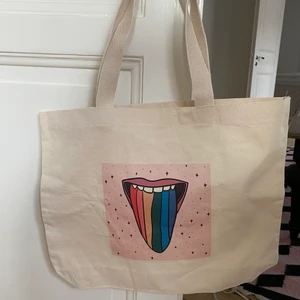 Helt ny tygväska - Helt ny tygväska i 100% slitstarkt canvastyg. Finns en liten ficka i väskan.