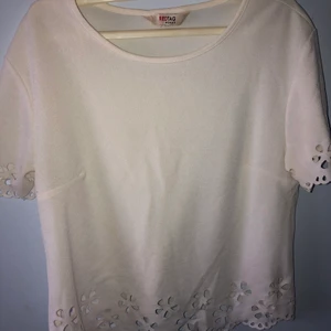 Vit tröja - Säljer denna vita tröjan då den inte är min stil längre :)