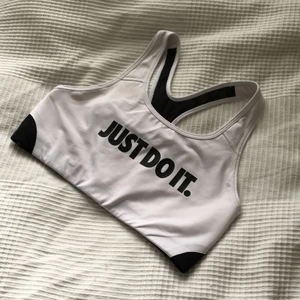 Sport bh från NIKE - Sport bh från Nike i NYSKICK, färgen är vit utan fläckar eller skador i tyget. Det skiftar mellan ett tjockt spandex och lite fishnet på vissa ställen. High support och plats för kupor finns vid önskan❤️ STORLEKEN ÄR L