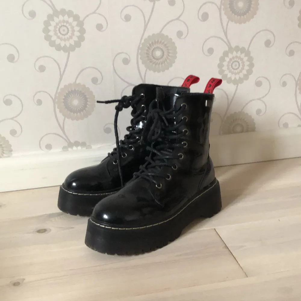 Glansiga boots köpta för ett år sedan, använda ett fåtal gånger. Nypris 600 kr. Storleken är som en mindre 38 skulle jag säga. Det rekommenderades att ta en större storlek än man brukar💞. Skor.