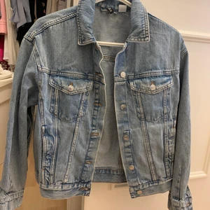Jeans jacka - Säljer denna jeans jacka för 150 kr. Storlek är XS.
