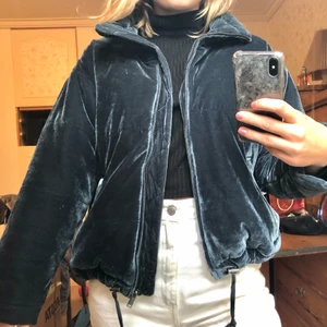 Höstjacka Saint Tropez  - En jacka från Saint Tropez i storlek L. Den har snören längst ner som går att dra åt. Mycket fin grön-glittrig/blågrön färg. Fint skick!