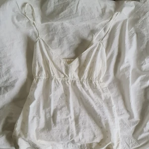 Vit empirewaist topp - Väldigt bra skick. Den ör använd men har inga synliga fel. Säljer för att den hör blivit för liten:/ skriv om ni vi se fler bilder.