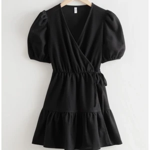 Klänning från Other stories 💙 - INTRESSEKOLL på denna fina klänning från Other stories. Storlek S/36 och i nyskick. Orginalpris: 690kr