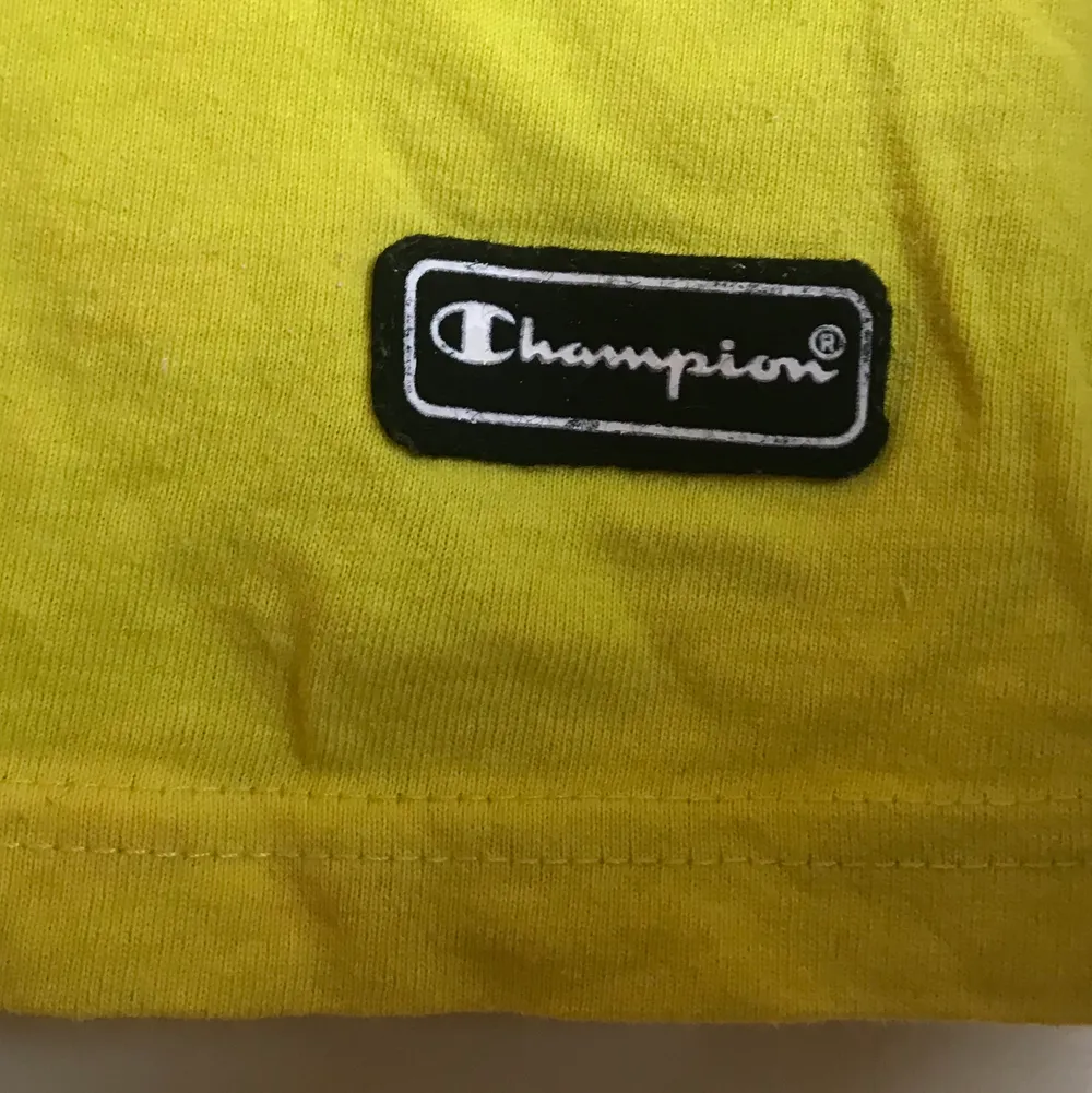 Supercool gul Champion t-shirt croppad. Använd en gång. Frakt tillkommer 🌹. Toppar.