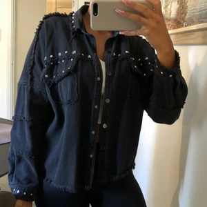 Jacka - Jacka med nitar från ZARA✨ Storlek S                                 (En nit på baksidan sitter löst)