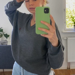 Stickad tröja - Grå stickad tröja, vet inte riktigt var den är ifrån då jag fått den av min pappa. Jättebra skick och supermjuk