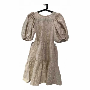 & Other stories klänning - säljer denna klänning då den aldrig har kommit till användning. Prislappen är kvar och klänningen är i storlek 36. Kan mötas upp o Stockholm annars står köparen för frakt. 💫