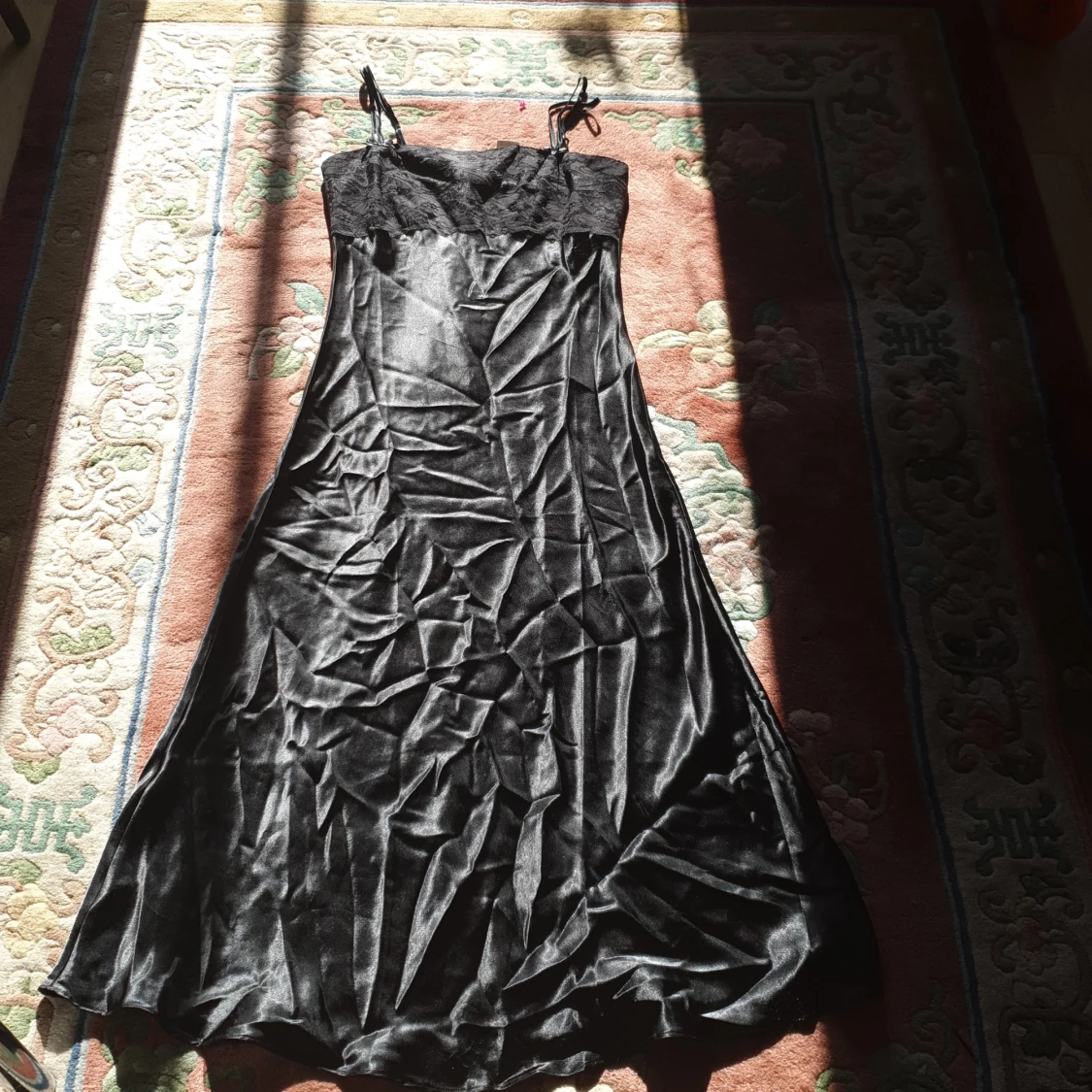 Lång nyfest satin klänning  - 90