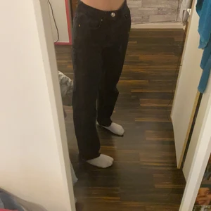 Jeans - Säljer ett par snygga svarta jeans från Gina i storlek 32. De är klippta där nere. passar bra på mig som är ca 160.❤️