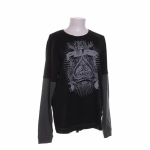 Tröja - Tröja köpt från sellpy! Knappt använd av mig, vet ej hur mycket den tidigare användaren har använts tröjan men den är i bra skick så gissar relativt lite. Skönt material och bra kvalite. Skriv för fler bilder eller frågor☺️☺️ 