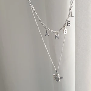 Halsband - Säljer dessa halsband. Antingen försig eller tillsammans. Ställ gärna frågor. Knappt använda. Har inga defekter är alltså i bra skick. Vet inte riktigt vad frakten går på men den kostar iallafall inte 66kr.