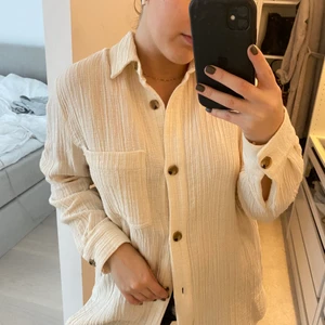 Oversized skjorta  - En längre lös skjorta från Zara (slutsåld) som knappt är använd. Har ett väldigt skönt tyg som inte skrynklar.   Storlek XS men väldigt stor för den storleken 