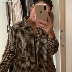 Blazer  - Säljer denna skjort-blazer. Ganska tunn i tyget men troligt skön! Aldrig använd. 