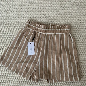 Shorts - Snygga beiga shorts, aldrig använda, i bra skick