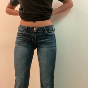 Lågmidjade jeans  - Bra skick, använd fåtal gånger. Inga fläckar. Storlek :  29/32 