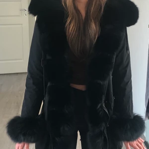 Svart vinterjacka  - Värmer enormt då det är päls på hela insidan.////frakten får man själv stå för!!! HÖR AV ER SNABBT SÅ KAN PRISET DISKUTERAS 