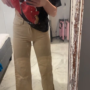 Strl xs - Säljer dom hära fina Jensen ifrån Monki pågrund av att dom är för små och kommer aldrig till användning! (Man betalar frakt själv !!)