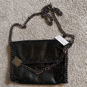 Säljer denna Stella mc liknade väskan - Fick en annan väska som jag gillar mer därav säljer jag den. Den är aldrig använd och har därför inga deftekter. Priset kan diskuteras.