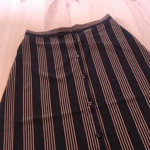 Kjil strl 38 H&M - Knälång kjol från H&M strl 38. Snygg med stickad tröja eller kavaj!