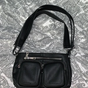 väska - väldigt sparsamt använd, nyskick:) köptes på kappahl för 399kr och jag säljer den nu för 100kr + 66kr spårbar frakt 💓💓 säljer då den ej är min stil å aldrig används! köparen står för frakt!! ⚡️