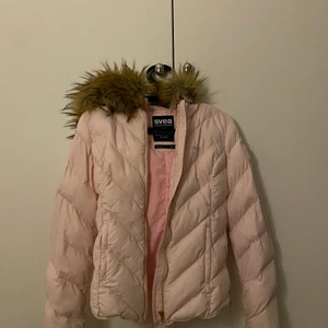 Ljusrosa Sveajacka  - Jättefin rosa sveajacka funkar bra inför höst och vinter, inte använd många gånger och är i bra skick. (Köparen står för frakt) 
