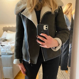 Vinterjacka - Jättefin grön vinter/höstjacka från H&M i storlek 34, den är fodrad med teddytyg inuti, jättefin och varm☺️