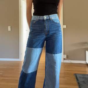Blåa color block jeans, är 173 cm
