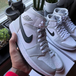 Air Jordan 1 Mid Light Smoke Grey 🔘 - Air Jordan 1 Mid Light Smoke Grey 🔘  Storlek:-38 