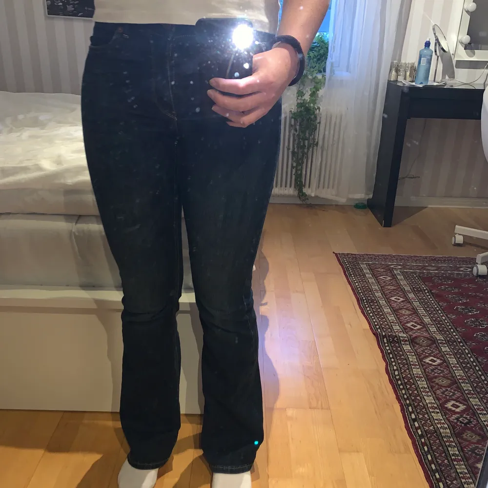 Mörkblåa bootcut jeans från Lindex i modellen Karen. Storleken är 36. Dom är väldigt sköna och har fin färg men säljs då de inte kommer till användning längre. Har används sparsamt! Nypriset är då 349 kr. Frakt ingår ej.  . Jeans & Byxor.