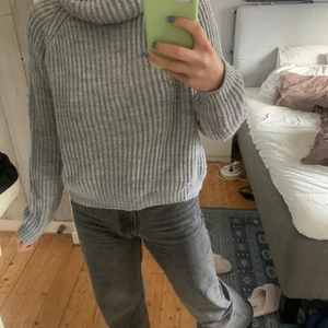 Grå polo tröja - Fin polotröja i storlek 170 men passar mig som är Small/Medium!! Super mysig och fin nu till hösten! 🍁🥰