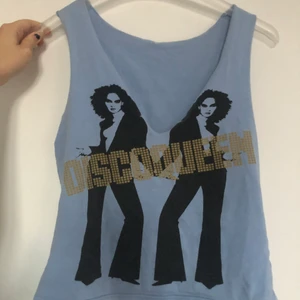 topp med print i alt y2k-stil strl S/M - begagnad topp från 90-talet med print. materialet är elastiskt/stretchy därav skulle jag säga att den passar xs/ s / m. själv har jag storlek s/m och den passar perfekt. möts gärna upp i sthlm.  👾