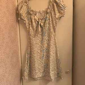 Klänning - Säljer den här jättesöta klänningen i nytt skick, har använt några gångar men det märks inte av. Den är dock lite skrynklig.